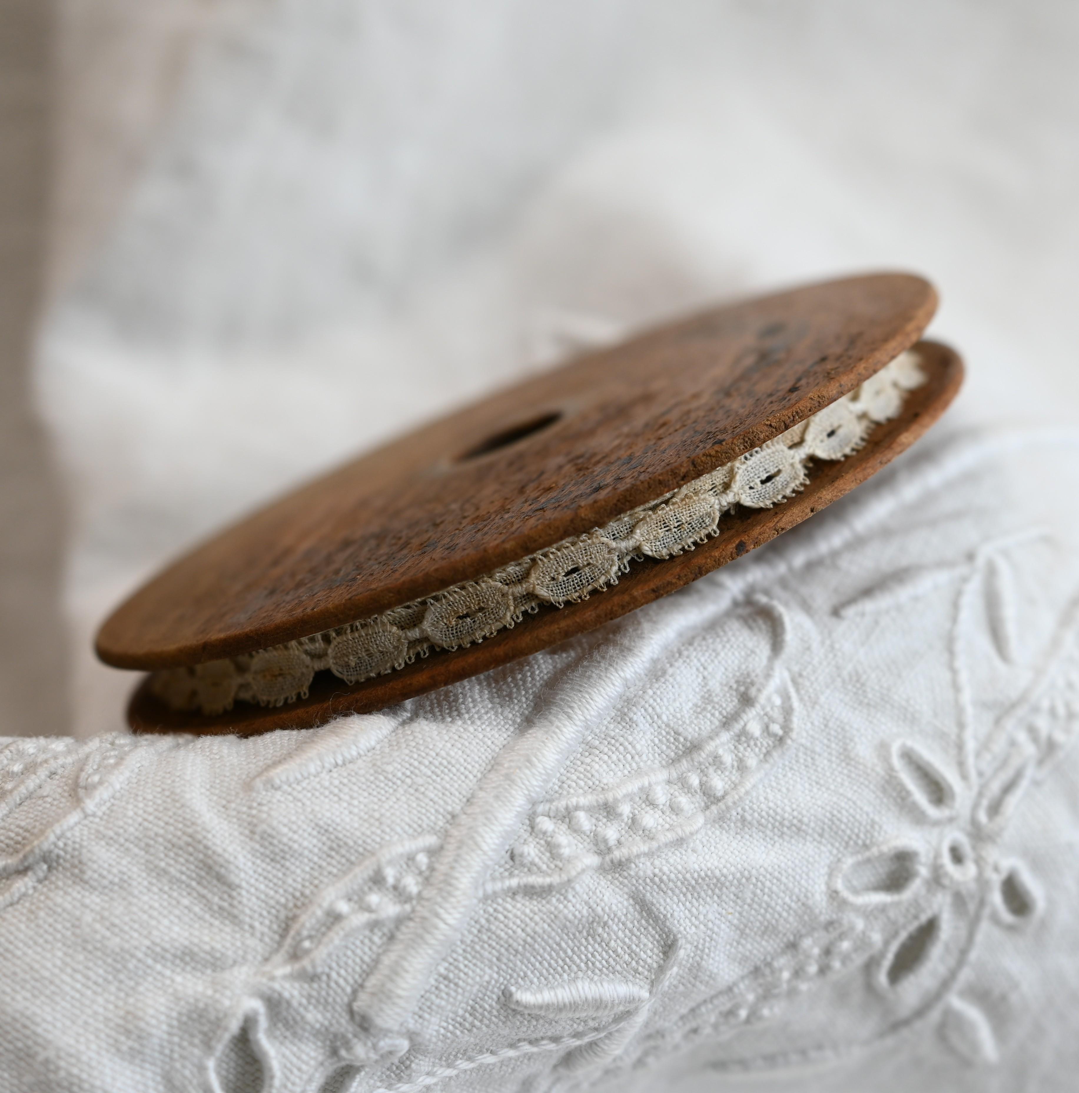 アンティーク 木製丸型糸巻き大+レース60cm