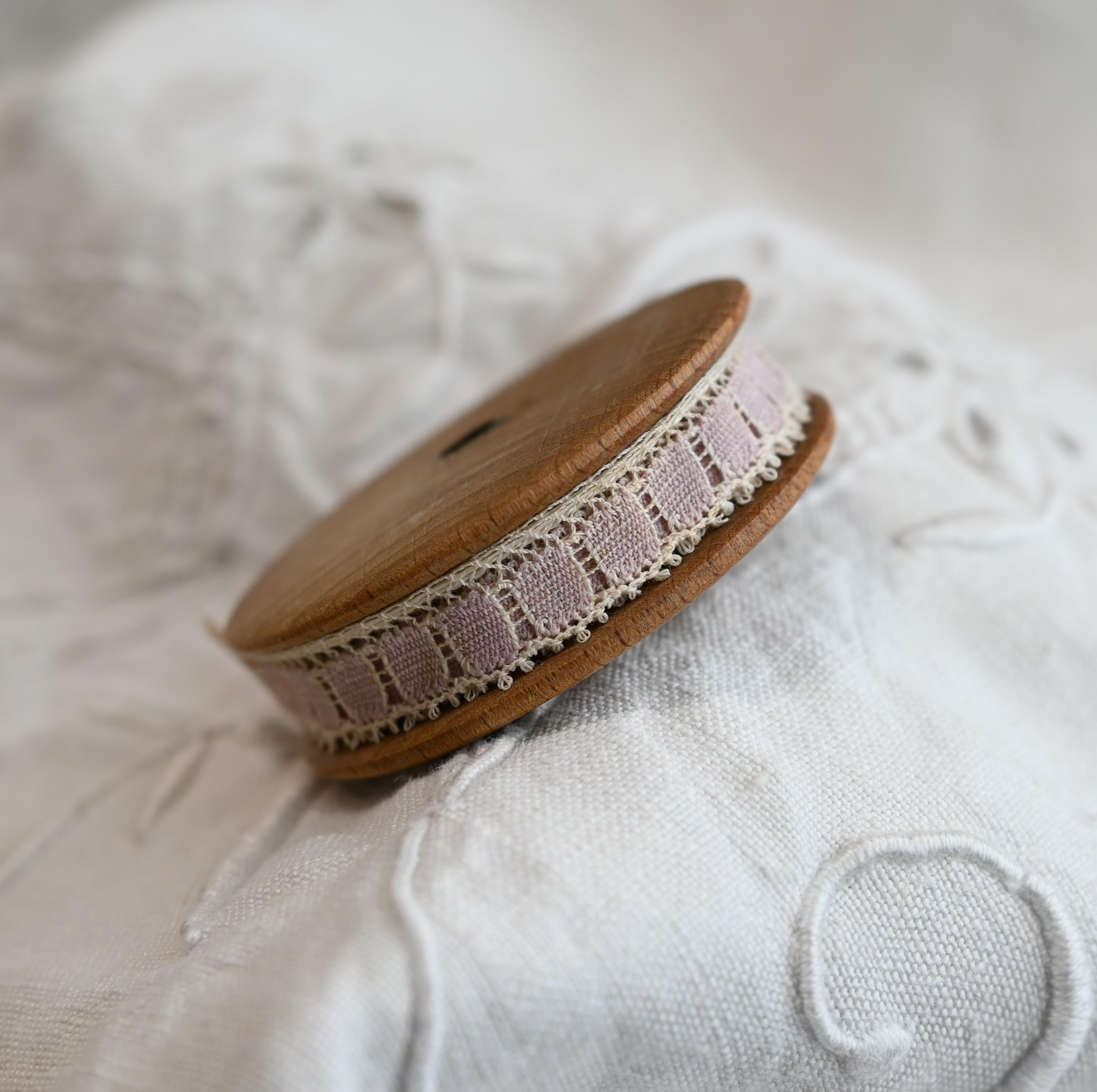 アンティーク 木製丸型糸巻き+レース50cm　B