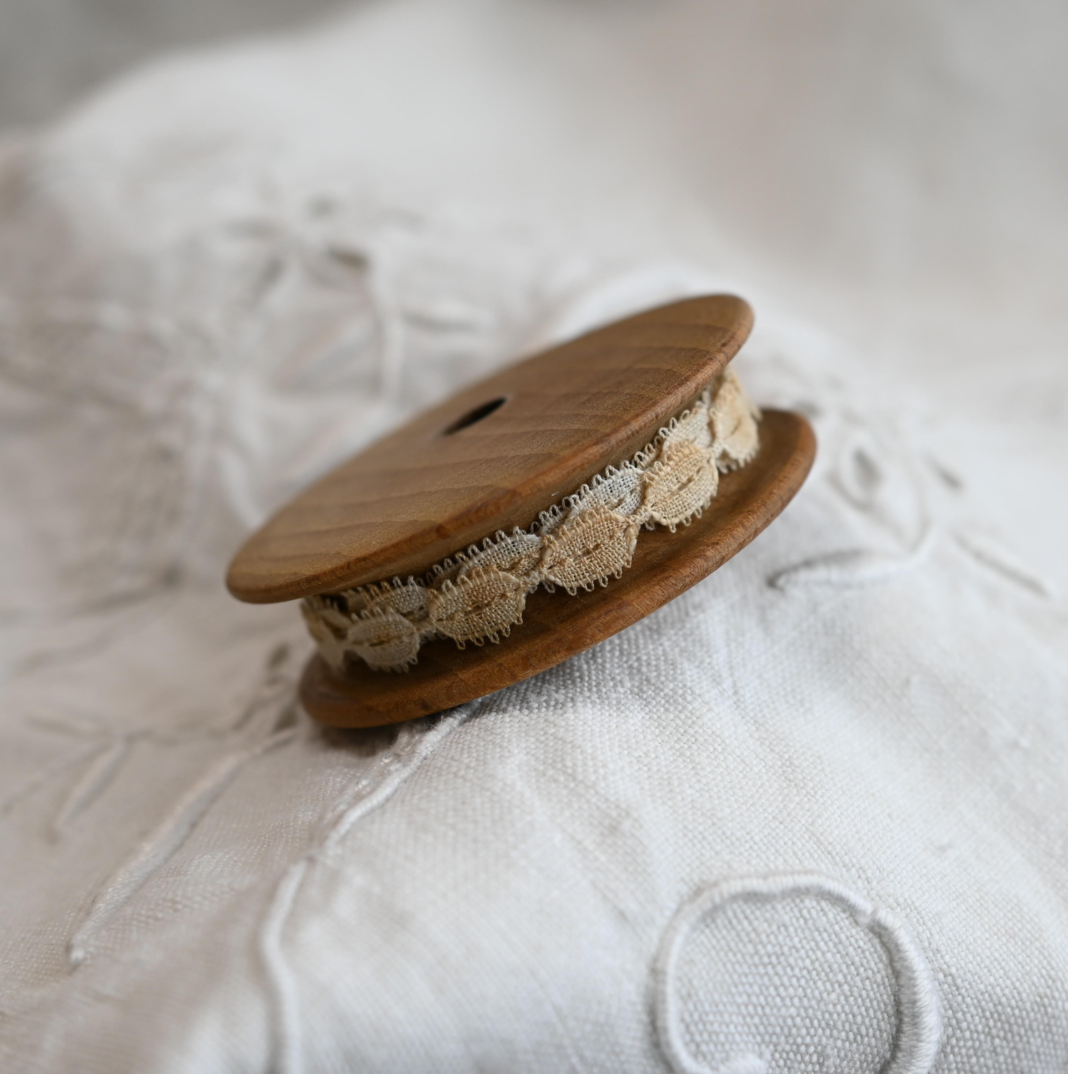 アンティーク 木製丸型糸巻き+レース50cm C1枚目の画像