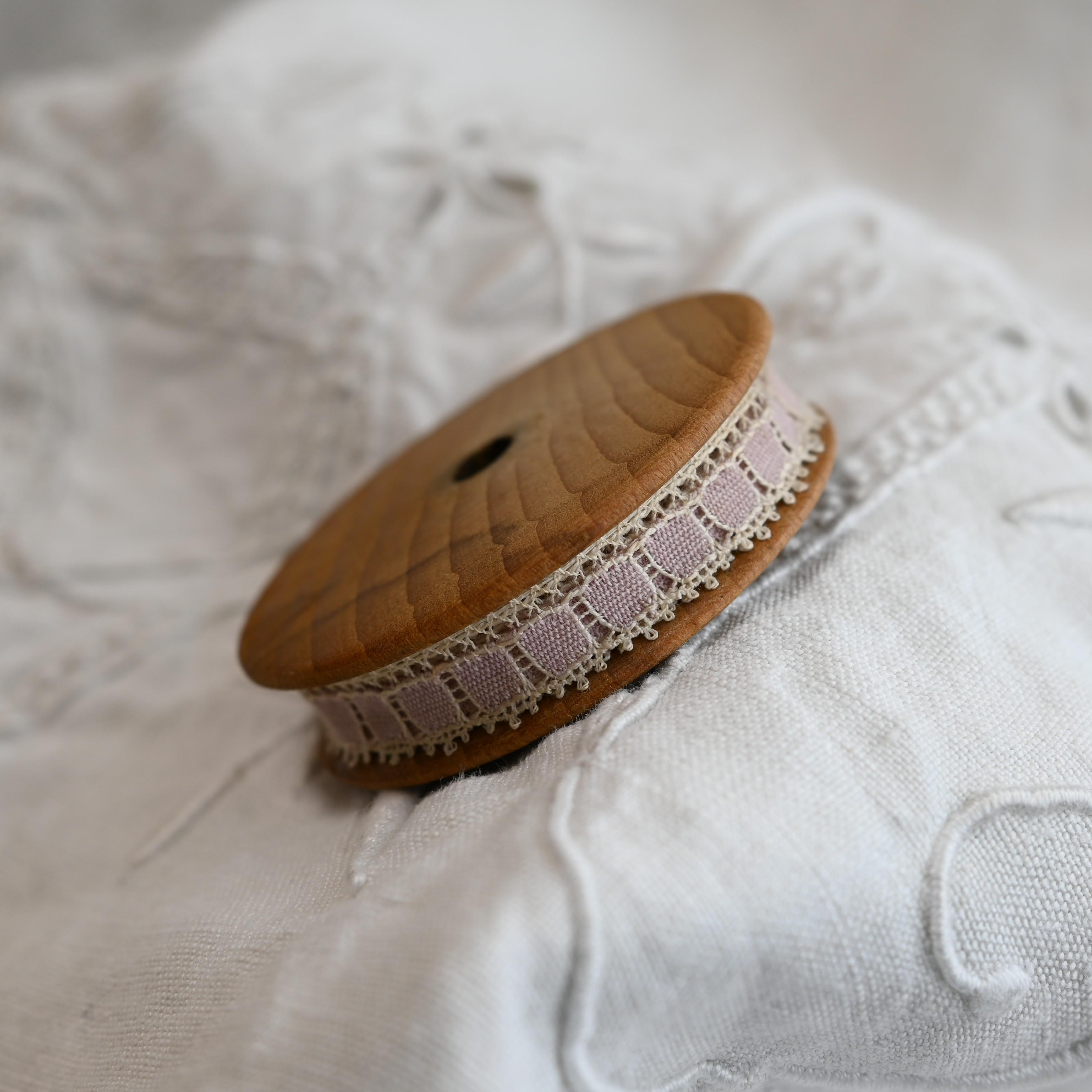 アンティーク 木製丸型糸巻き+レース50cm A1枚目の画像