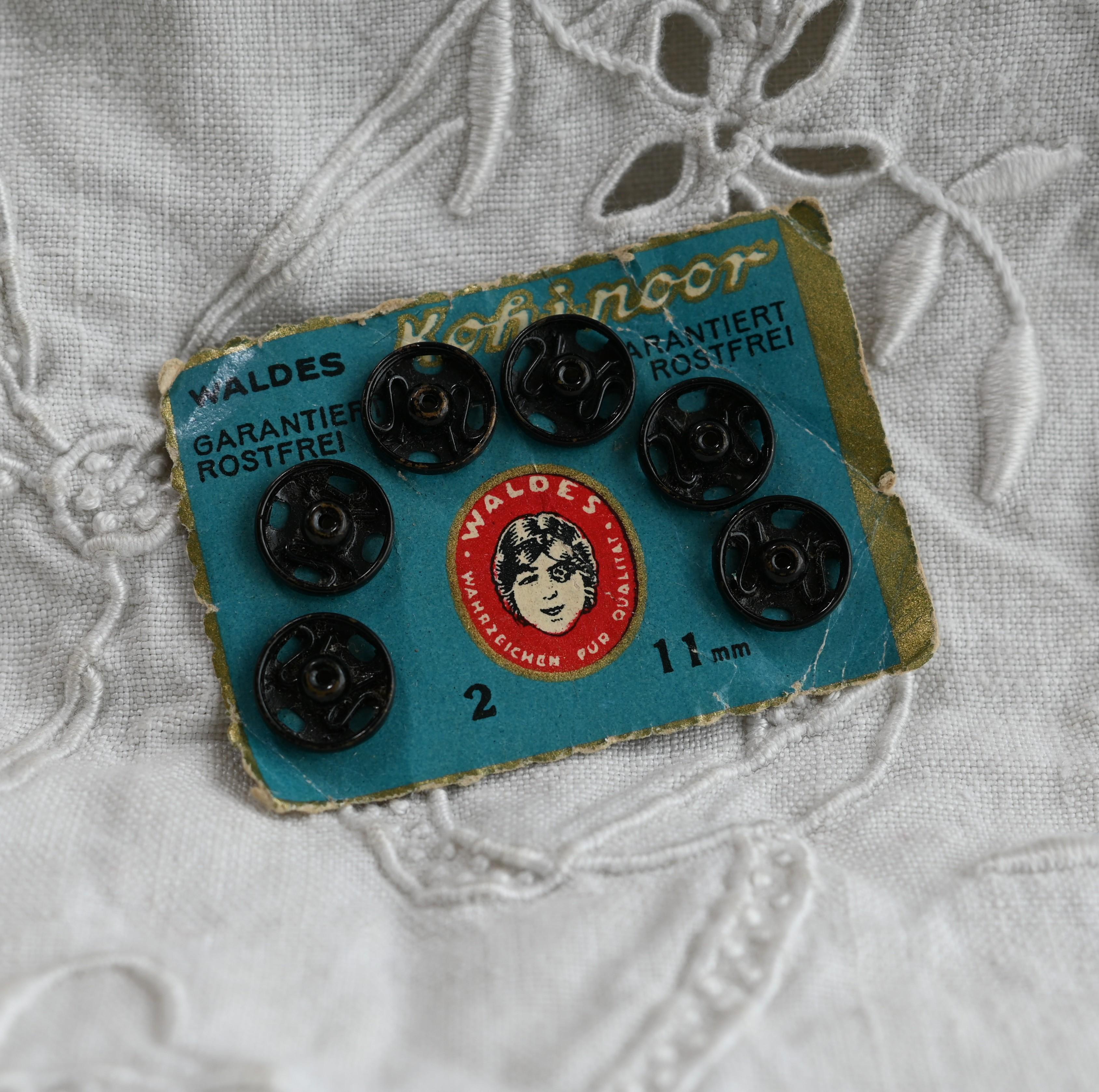 アンティーク 古い紙 古いラベル コラージュ素材 スナップボタン1枚目の画像