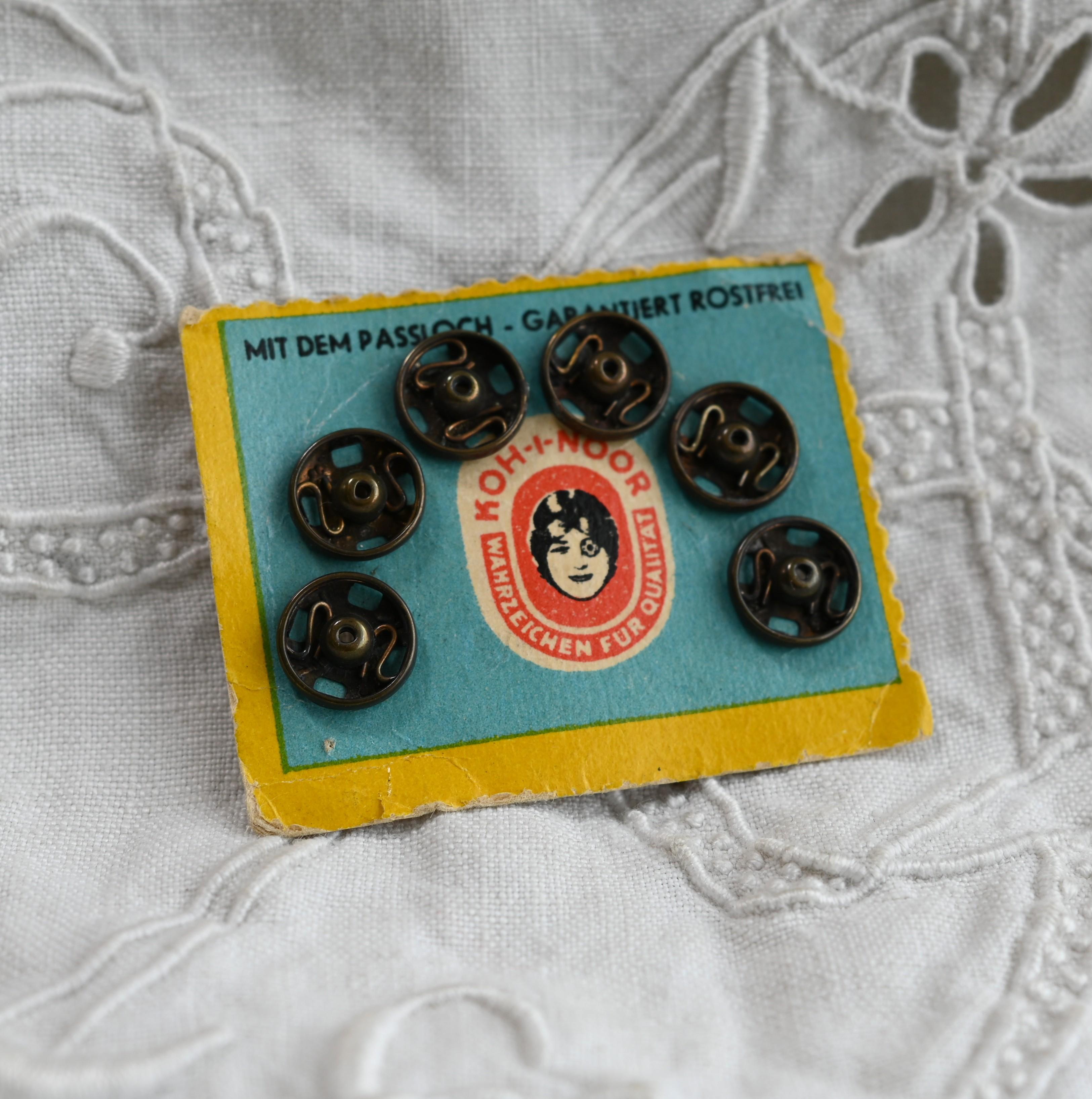 アンティーク 古い紙 古いラベル コラージュ素材 スナップボタン1枚目の画像