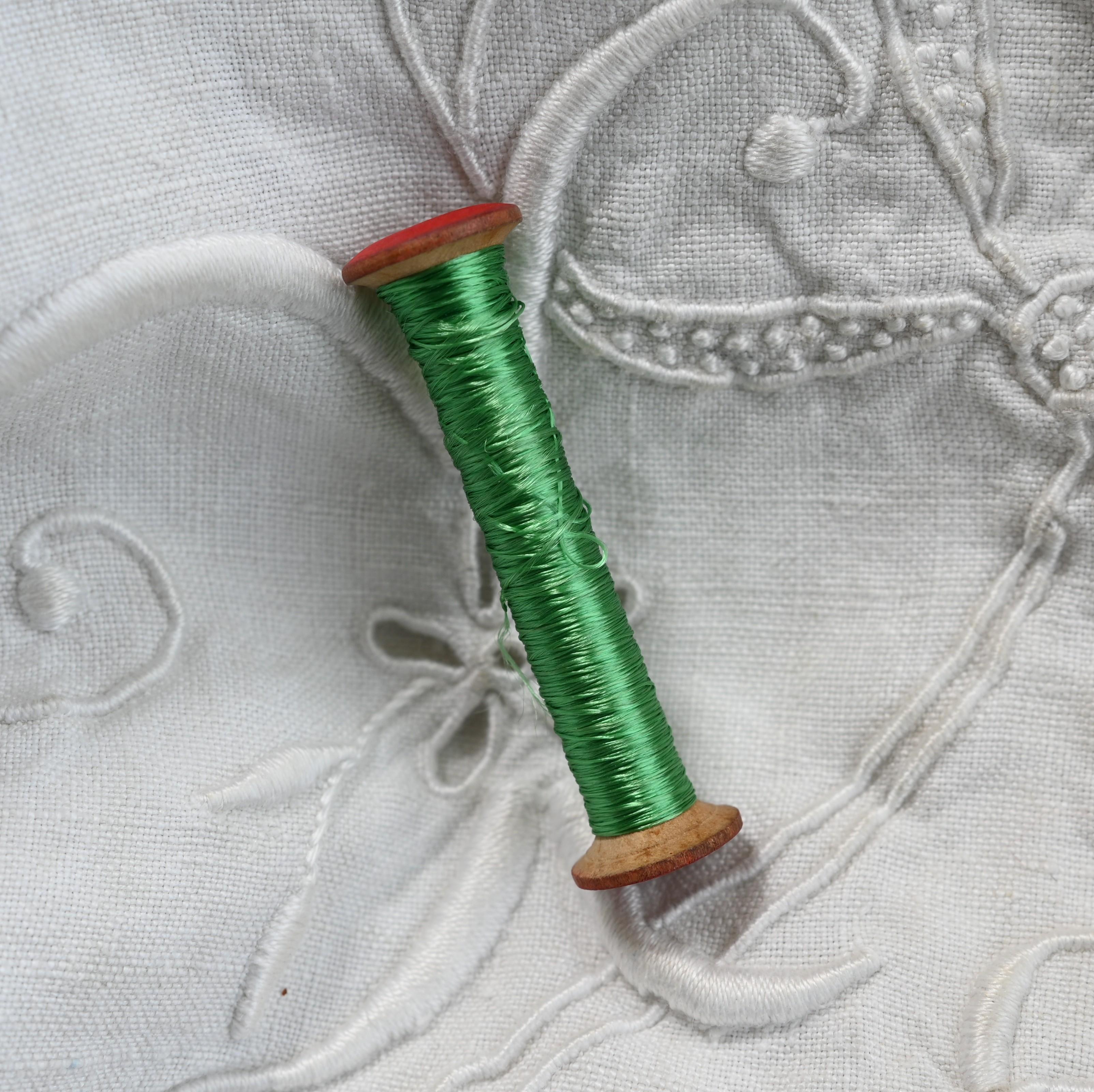 アンテイーク 木製スプール シルク糸 緑系1枚目の画像