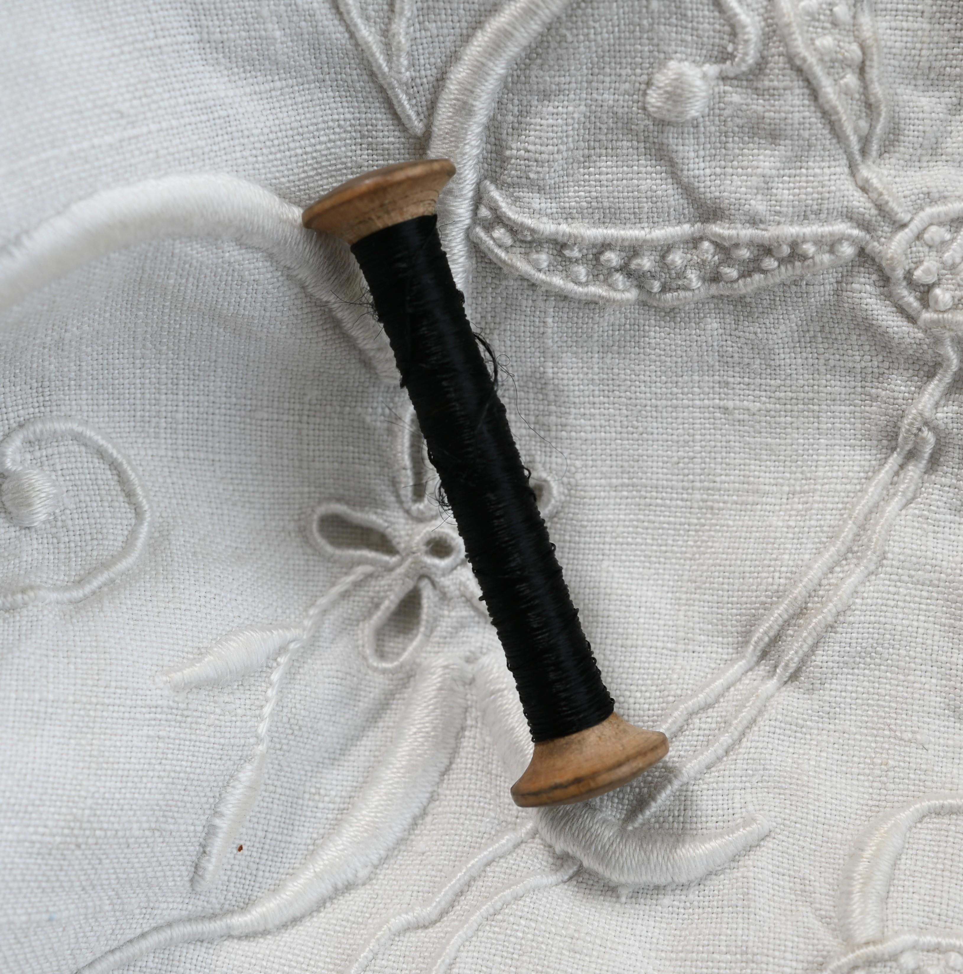 アンテイーク 木製スプール シルク糸 黒系1枚目の画像