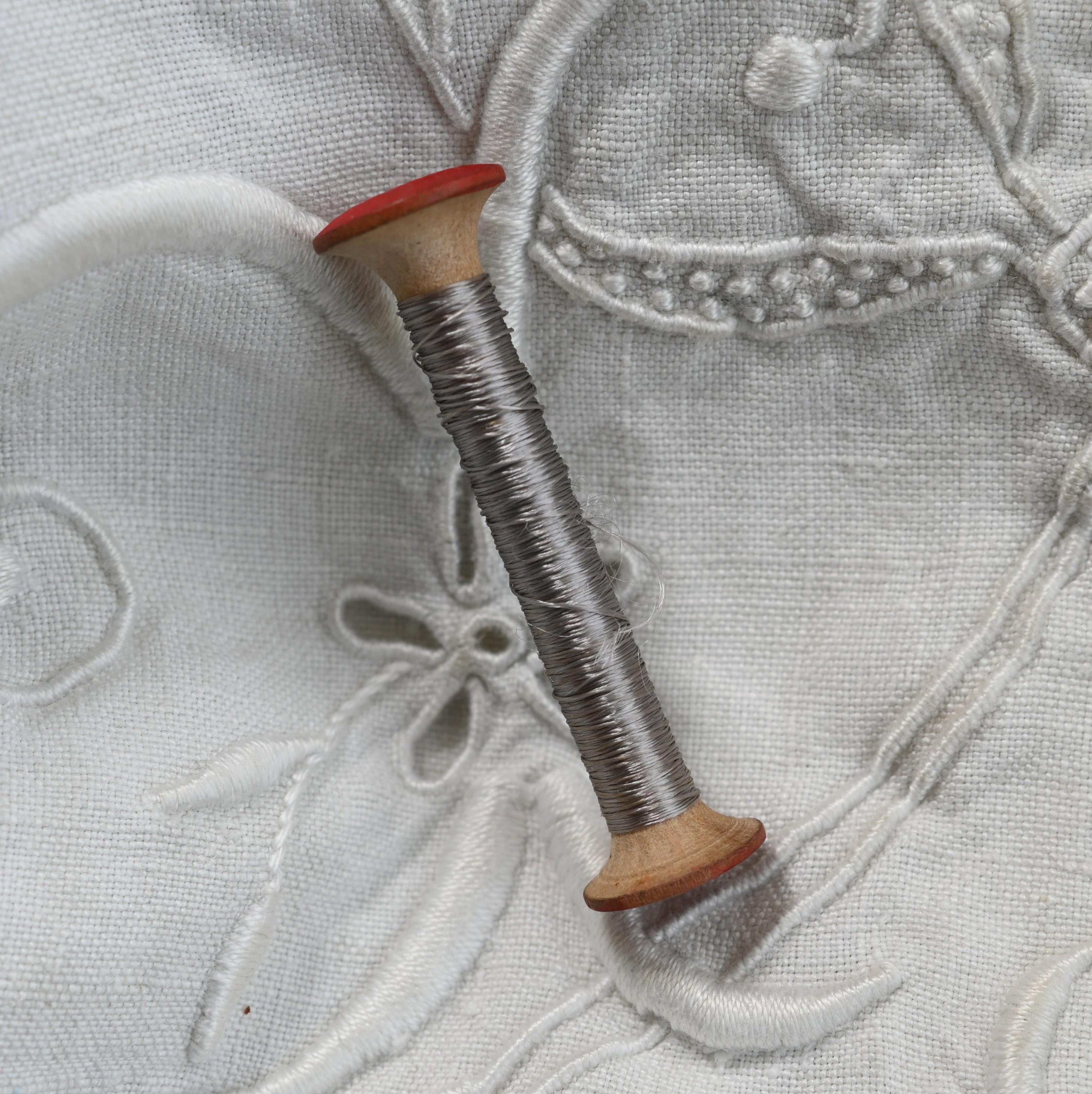 アンテイーク 木製スプール シルク糸 シルバーグレー系1枚目の画像